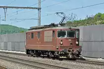 Re 425 192 durchfährt solo den Bahnhof Gelterkinden. Die Aufnahme stammt vom 16.05.2017.