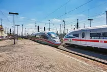 403 514-3 und 403 535-8 fahren als ICE 610 (München Hbf - Dortmund Hbf) in Mannheim Hbf ein.
Rechts daneben stehen 406 080-2 und 406 500-3 als ICE (Amsterdam Centraal - Basel SBB).
Aufgenommen am 20.4.2017.