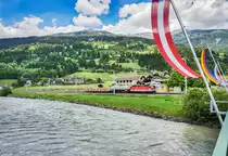 1144 125-2 fährt mit einem Kessel- und zwei Holzwaggons durch die Haltestelle Berg im Drautal.
Aufgenommen am 19.5.2017.