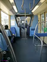 Innenansicht des dreiteiligen TVR-GLT Twisto-514 (Bombardier2002)
Seit 2002 fahren in Caen die spurgeführten Obusse des Systems TVR (Transport sur voie réservée). Das System und die Fahrzeuge haben sich allerdings nicht sehr bewährt. Die Verfügbarkeit der Fahrzeuge war immer viel zu niedrig. Bombardier hat das System auch aufgegeben. Anfang 2018 wird das System eingestellt und in ein konventionelles Straßenbahnsystem umgebaut, welches 2019 in Betrieb gehen soll. 2016-02-27 Caen Campus-2