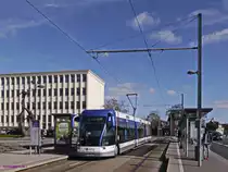 TVR Twisto-514 unterwegs an der Haltestelle Université auf der Ligne-A nach Ifs-Jean-Vilar.
Seit 2002 fahren in Caen die spurgeführten Obusse des Systems TVR (Transport sur voie réservée). Das System und die Fahrzeuge haben sich allerdings nicht bewährt und die erhofften Einsparungen gegenüber einer klassischen Straßenbahn sind nie eingetreten. Anfang 2018 wird das System eingestellt und in ein konventionelles Straßenbahnsystem umgebaut, welches 2019 in Betrieb gehen soll.
2016-02-27 Caen-Université 
