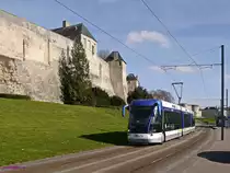TVR Twisto-520 unterwegs vor der Burgmauer als Ligne-A nach Caen-Campus2.
Zu Zeiten von Wilhelm dem Eroberer war Caen das Zentrum des normannischen Reichs. Er ließ die Burg zur damals größten Europas ausbauen. Auch wenn im Laufe der Jahrhunderte viel zerstört wurde, beeindruckt ihre Größe auch heute noch.
Seit 2002 fahren in Caen die spurgeführten Obusse des Systems TVR (Transport sur voie réservée). Anfang 2018 wird das System eingestellt und in ein konventionelles Straßenbahnsystem umgebaut, welches 2019 in Betrieb gehen soll.

2016-02-27 Caen Rue-de-Geôle 