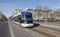 TVR Twisto-516 überquert auf der Ligne-A nach Ifs-Jean-Vilar fahrend die Brücke Pont-Churchill. 
Seit 2002 fahren in Caen die spurgeführten Obusse des Systems TVR (Transport sur voie réservée). Das System und die Fahrzeuge haben sich allerdings nicht bewährt und die erhofften Einsparungen gegenüber einer klassischen Straßenbahn sind nie eingetreten. Anfang 2018 wird das System eingestellt und in ein konventionelles Straßenbahnsystem umgebaut, welches 2019 in Betrieb gehen soll.

2016-02-27 Caen Quai-de-Juillet
