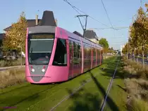 Tram CITURA-101 (Citadis-302 Alstom2010) unterwegs auf Rasengleis als Ligne-B  Richtung Hôpital-Debré. Die im Farbton Fuchsia lackierte Bahn ist die erste neue Straßenbahn des neuentstandenen und 2011 in Betrieb genommen Tramsystems von Reims.
2014-10-18 Reims Boulevard-des-Belges