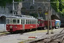 CEV/MVR: Von den schönen roten Zügen mit den BDeh 2/4 Triebwagen, die während vielen Jahren das Bild der CEV prägten, ist nur noch der verunfallte BDeh 2/4 75 dieser Baureihe übrig geblieben. Allein und verlassen habe ich ihn am 20. Mai 2017 in Vevey angetroffen.
Foto: Walter Ruetsch