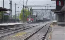 Der Schneefall kurz zuvor sorgt f�r heftige Bodennebel in H�gendorf, w�hrend sich Re 421 384-9 und eine weitere Re 421 mit einem G�terzug n�hern. April 2017.
