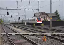 RABDe 500 024-0 Ernest von Stockalper f�hrt mit hoher Geschwindigkeit durch H�gendorf. April 2017.