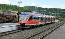 RE57 nach Dortmund mit 644 001 am 20.05.2017 auf Gleis 2 im Bahnhof Arnsberg.