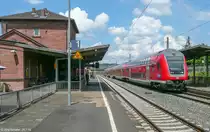 7 Jahre später hielten 5 Doppelstockwagen als RE nach Würzburg in Karlstadt auf Gleis 2. (Blick nach Norden am 26.7.16)