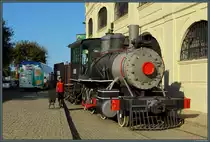 Lok 1501 steht vor einer Markthalle am Hafen von Havanna. (28.03.2017) 