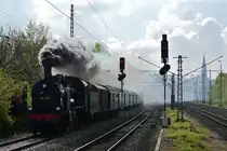 38 2267 zog am 29.4.17 den Pendelsonderzug nach Essen Hbf durch Essen Steele Ost.

Essen 29.04.2017