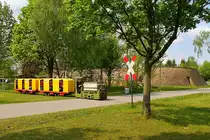 Die Akku-Grubenlok EL 901 mit einem entsprechenden Zug des 500 mm-Feldprojekts Berlin e.V. über Tage beim 2. Märkischen Feldbahnfest im Ziegeleipark Mildenberg.

