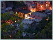 Vernazza by night. Etwas oberhalb des Dorfes erhascht man einen kurzen Blick auf den zwischen zwei H�gelketten eingeklemmten Bahnhof. Ein DS Regionalzug nach La Spezia schaltet einen kurzen Halt ein. (27.04.2007)