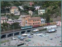 Ein E646 �berquert mit einem Containerzug die Br�cke am Dorfeingang von Monterosso. Die Anwohner m�ssen hier Tag und Nacht einen �usserst dichten Zugsverkehr ertragen und das ohne L�rmschutzw�nde. (27.04.2007)