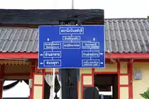 Wegweiser in der Kabin Buri Station am 14.Mai 2017. Dort gibt es sogar eine  Behindertenlampe  !!!