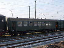 Der PRESS Dienstwagen 55 80 89-06 001-3,am 15.Mai 2017,in Bergen/Rügen.Davor ist noch der Loktender von 01 0509 zuerkennen.