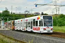 4047 wurde als 50. Fahrzeug eine neue Ganzreklame für das Möbelhaus  Segmüller  angebracht. Hier zu sehen in Weiden am 31.05.2017.