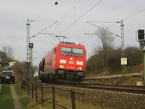 Eine 185 zieht leere Autowagen am Lachgraben vorbei.