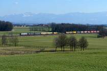 Einen kleinen - aber kräftigen - Farbakzent setzte die neue Werbelok von TXL am 25. Februar 2017 in der vorfrühlingshaften Landschaft bei Aubenhausen. 193 640 war zwei Loks der Baureihe 189 vorgespannt und gemeinsam wurde der DGS 43104 befördert. Ausgangspunkt des KLV-Zuges ist Verona Q.E., Ziel Wanne-Eickel im Ruhrgebiet.
 