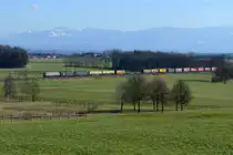 Einen kleinen - aber kräftigen - Farbakzent setzte die neue Werbelok von TXL am 25. Februar 2017 in der vorfrühlingshaften Landschaft bei Aubenhausen. 193 640 war zwei Loks der Baureihe 189 vorgespannt und gemeinsam wurde der DGS 43104 befördert. Ausgangspunkt des KLV-Zuges ist Verona Q.E., Ziel Wanne-Eickel im Ruhrgebiet.
 