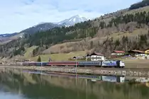 Zum Saisonabschluss suchte ich nochmal die Giselabahn auf, um dort die beiden diesjährigen Schizüge zu dokumentieren. Leider zeigte sich der Himmel entgegen der Wettervorhersage bewölkt. Deswegen musste kurzfristig umdisponiert werden und der vorgesehene Standpunkt am Pass Grießen wurde an die Salzach-Staustufe bei Högmoos verlegt. Auch dort wurde ich von der Wolkenfront eingeholt, bei der Vorbeifahrt der 139 133 mit ihrem Alpen Express D 13187 nach Schladming gab es aber zumindest latentes Sonnenlicht und eine Spiegelung in der aufgestauten Salzach kam auch zustande (11. März 2017).