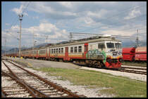Der alte Elektrotriebwagen 412-042 aus Bar rumpelt hier am 16.5.2017 in den Bahnhof Podgorica.