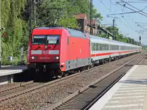 101 035-4 und eine unbekannt gebliebene Schublok (da war der IC-Steuerwagen des Gegenzug schon im Bild)  mit 10 IC Wagen als Sonderzug zum Kirchentag 2017 von Berlin nach Lutherstadt Wittenberg am 28. Mai 2017 in Großbeeren.		
