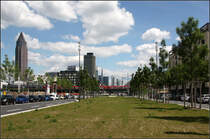 Noch liegen hier keine Gleise -

... aber die Trasse ist schon vorhanden. In einigen Jahren wird hier in der Europallee die U5 das neue Europaviertel an das U-Bahnnetz anschließen. Im Hintergrund quert eine S-Bahn auf der S5 die Emser Brücke. An der Bahnbrücke wird später die Stadtbahn halten, nicht aber die S-Bahn. Der Stationsabstand zur Haltestelle Messe wäre zu dicht.

21.05.2017 (M)