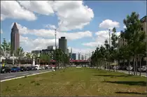 Noch liegen hier keine Gleise -

... aber die Trasse ist schon vorhanden. In einigen Jahren wird hier in der Europallee die U5 das neue Europaviertel an das U-Bahnnetz anschließen. Im Hintergrund quert eine S-Bahn auf der S5 die Emser Brücke. An der Bahnbrücke wird später die Stadtbahn halten, nicht aber die S-Bahn. Der Stationsabstand zur Haltestelle Messe wäre zu dicht.

21.05.2017 (M)