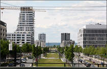 Stadtbahnbau in Frankfurt - 

Blick über die Main-Weser nach Westen auf die Europaallee, die in der Mitte auf dem freigehalten Grünstreifen zukünftig die Stadtbahnlinie U5 aufnehmen wird. Direkt an der Brücke wird eine Haltestelle, allerdings ohne Übergang zur hier kreuzenden S-Bahnlinie. Im Hintergrund wurde ein Tunnelbauwerk für die U5 und den Autoverkehr schon fertiggestellt, das Portal für die Stadtbahn ist, wie im Bild erkennbar, noch zugemauert. Hier wird die neue Parkanlage 'Europagarten' unterquert. Vor dem Tunnelbauwerk wird eine Haltestelle entstehen bevor die U5 dann nach Unterquerung des Parkes oberirdisch ihre Endstation erreicht.

21.05.2017 (M)