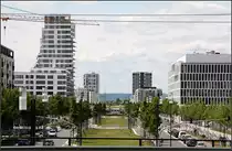 Stadtbahnbau in Frankfurt - 

Blick über die Main-Weser nach Westen auf die Europaallee, die in der Mitte auf dem freigehalten Grünstreifen zukünftig die Stadtbahnlinie U5 aufnehmen wird. Direkt an der Brücke wird eine Haltestelle, allerdings ohne Übergang zur hier kreuzenden S-Bahnlinie. Im Hintergrund wurde ein Tunnelbauwerk für die U5 und den Autoverkehr schon fertiggestellt, das Portal für die Stadtbahn ist, wie im Bild erkennbar, noch zugemauert. Hier wird die neue Parkanlage 'Europagarten' unterquert. Vor dem Tunnelbauwerk wird eine Haltestelle entstehen bevor die U5 dann nach Unterquerung des Parkes oberirdisch ihre Endstation erreicht.

21.05.2017 (M)