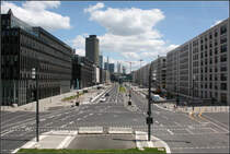Stadtbahnbau in Frankfurt am Main - 

Blick von der Emser Brücke in Richtung Osten auf die Europaallee. Hier beginnen die Arbeiten im Straßenbereich um Platz zu schaffen für die eine neue Rampe für die U-Bahnlinie 5, die hier in Zukunft in Richtung Innenstadt im Tunnel verschwinden wird. Über die in Bau befindliche U-Bahnstation Güterplatz wird dann die bestehende U-Bahnhof Hauptbahnhof erreicht. Ganz im Vordergrund, noch als Wiese ist die Stadtbahntrasse schon vorhanden. 

Das Frankfurter Europaviertel ist ein großes Stadtentwicklungsgebiet, das im Bereich des früheren Hauptgüterbahnhofes entsteht. Die Stadtbahn wird durch die zentrale Achse des neuen Viertel verlaufen.

21.05.2017 (M)