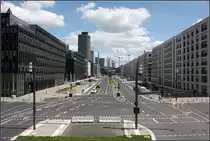 Stadtbahnbau in Frankfurt am Main - 

Blick von der Emser Brücke in Richtung Osten auf die Europaallee. Hier beginnen die Arbeiten im Straßenbereich um Platz zu schaffen für die eine neue Rampe für die U-Bahnlinie 5, die hier in Zukunft in Richtung Innenstadt im Tunnel verschwinden wird. Über die in Bau befindliche U-Bahnstation Güterplatz wird dann die bestehende U-Bahnhof Hauptbahnhof erreicht. Ganz im Vordergrund, noch als Wiese ist die Stadtbahntrasse schon vorhanden. 

Das Frankfurter Europaviertel ist ein großes Stadtentwicklungsgebiet, das im Bereich des früheren Hauptgüterbahnhofes entsteht. Die Stadtbahn wird durch die zentrale Achse des neuen Viertel verlaufen.

21.05.2017 (M)