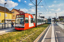 Der rnv-Tramwagen 5615, und 2211 kreuzen sich am 14.4.2017, in der Haltestelle Käfertal, Speckweg.

5615 war unterwegs auf der Linie 4A (Käfertal, Käfertaler Wald - Mannheim, Rosengarten - Mannheim, Hauptbahnhof - Bad Dürkheim, Bahnhof).

2211 war unterwegs auf der Linie 4A (Bad Dürkheim, Bahnhof - Mannheim, Hauptbahnhof - Mannheim, Rosengarten - Käfertal, Käfertaler Wald).