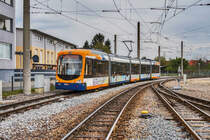 Der rnv-Tramwagen 5762, fährt am 15.4.2017, in den Bahnhof Käfertal ein.
Unterwegs war die Garnitur auf der Linie 5 (Weinheim, Alter OEG-Bahnhof - Mannheim -
 Heidelberg - Weinheim, Alter OEG-Bahnhof).