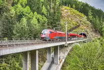 1116 200-7 fährt am Zugschluss des railjet 596 (Flughafen Wien (VIE) - Klagenfurt Hbf) über die Kaponiggraben-Brücke bei Obervellach.
Aufgenommen am 14.5.2017.