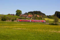 Ein Triebwagen der Baureihe 628 fährt von Lindau nach Hergatz, kurz hinter Oberreitnau. 30.4.17