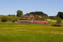 Ein Triebwagen der Baureihe 628 fährt von Lindau nach Hergatz, kurz hinter Oberreitnau. 30.4.17