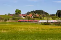 Der Eurocity aus München nach Zürich über Lindau Hbf. Kurz vor Oberreitnau, 30.4.17.