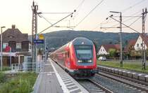 Langenprozelten am 1.10.16: Auf Gleis 1 fährt der Doppelstock-RE nach Bamberg ein.