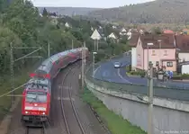 146 244 legte sich am 1.10.16 mit einem RE nach Frankfurt (Main) am westlichen Ortsrand von Langenprozelten in die Kurve.