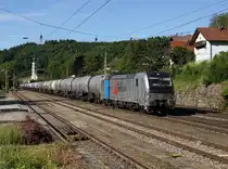 Die 193 817 mit einem Kesselzug am 28.05.2017 bei der Durchfahrt in Wernstein.