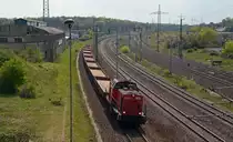 203 114 der WFL schleppte am 01.05.17 einen Flachwagenzug durch Bitterfeld Richtung Wittenberg.