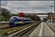 632 026 der NEB fährt am 08.04.2017 durch den Bahnhof Hoppegarten. Ziel des Zuges ist der Ort Kostrzyn (Küstrin).