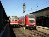 Links auf Gleis 11 Nord steht der angekommene RE 12 von K�ln und rechts steht zur Abfahrt bereit, der RE von Saarbr�cken nach Koblenz.

Trier Hbf,  02.05.07