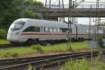 Nachschuß auf einen in Richtung Neuss fahrenden mir unbekannten 411 in Nievenheim Kohnacker. 21.5.2017