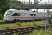 Nachschuß auf einen in Richtung Neuss fahrenden mir unbekannten 411 in Nievenheim Kohnacker. 21.5.2017