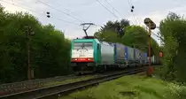 Die Cobra 2831  kommt aus Richtung Aachen-West und fährt die Gemmenicher-Rampe hoch mit einem langen Containerzug aus Gallarate(I) nach Antwerpen-Oorderen(B) und fährt in Richtung Montzen/Belgien. 
Aufgenommen an der Montzenroute am Gemmenicher-Weg. 
Bei Sonne und Gewitterwolken am Abend vom 13.5.2017.
