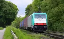 186 123 von Railtraxx kommt die Gemmenicher-Rampe herunter nach Aachen-West mit einem 
KLV-Containerzug aus Genk-Goederen(B) nach Frankfurt-Höchstadt am Main(D).
Aufgenommen an der Montzenroute am Gemmenicher-Weg.  
Bei Sonne und Gewitterwolken am Abend vom 13.5.2017. 