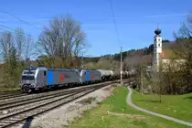 Am 26. März 2017 war der Güterverkehr auf der Passauer Bahn naturgemäß spärlich, es handelte sich schließlich um einen Sonntag. Eine fotogene Leistung kam dann doch noch in Form dieses Kesselwagenzuges, geführt von 193 817 und 825, in Wernstein durchgefahren. Die Loks stammen von Railpool und sind aktuell an VTG Rail Logistics vermietet.